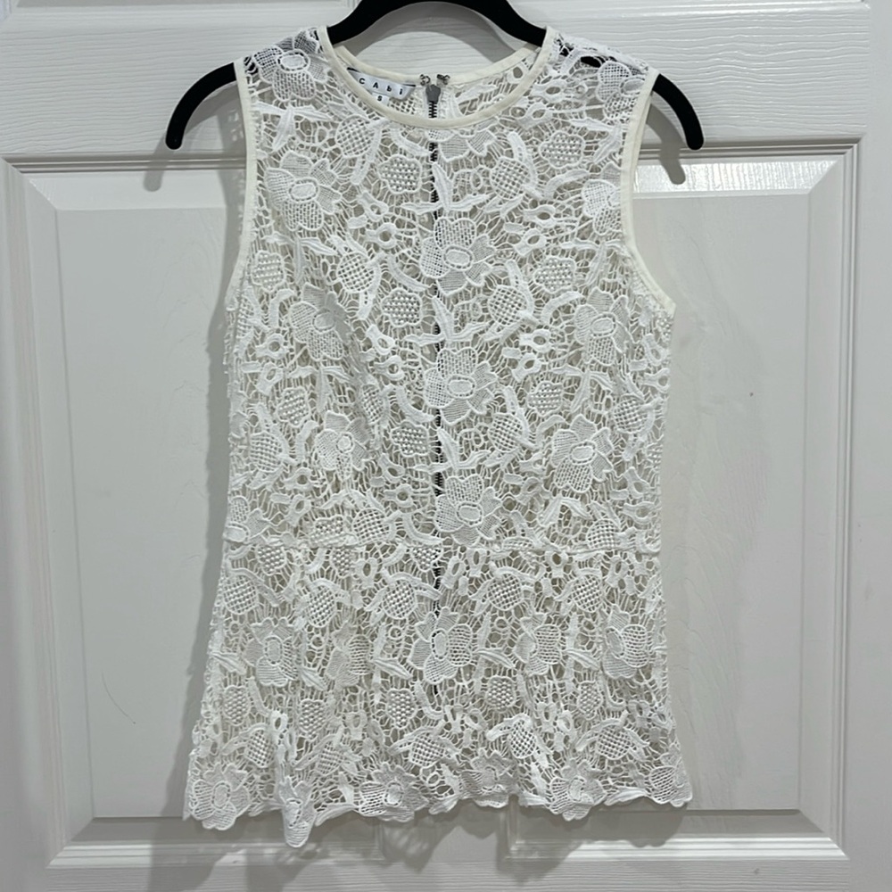 CAbi White Crochet Lace Back Zipper Peplum Sleeveless Blouse small 100% cotton
